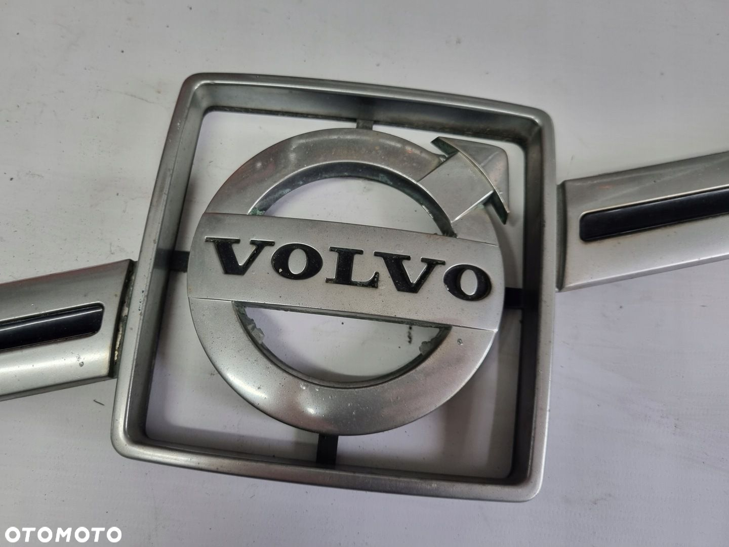 EMBLEMAT ATRAPY MASKI KABINY VOLVO FH 12 13 - 2