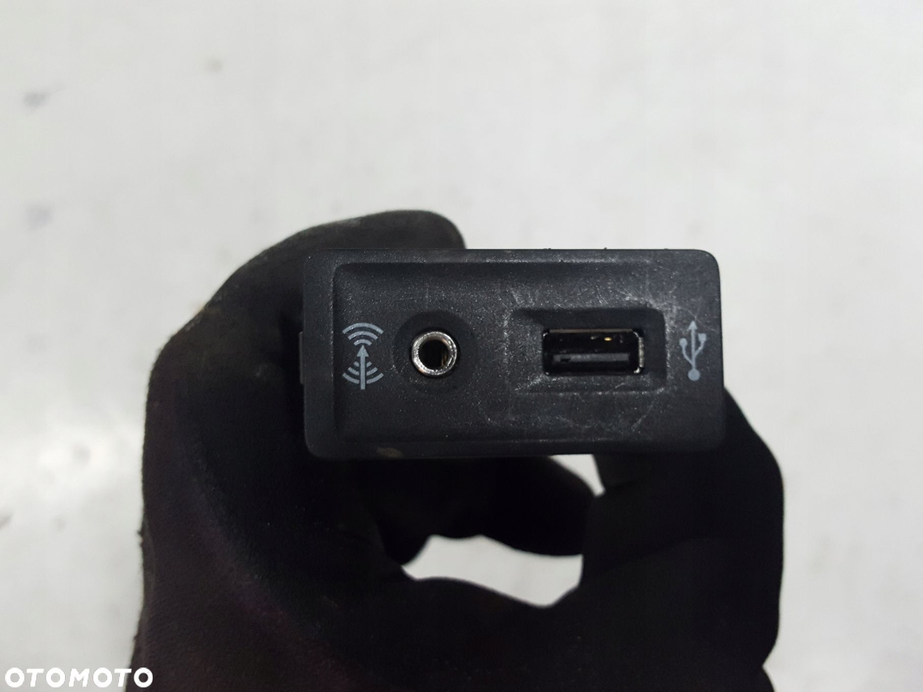 VW PASSAT B8 14r- GNIAZDO ŁĄCZE USB AUX - 1