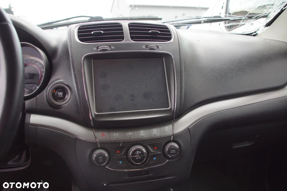 Auto na części - Fiat Freemont 2.0 MultiJet 170 KM 939B5000 62TE PRM 2015R Silnik Skrzynia Drzwi Maska Błotnik Zderzak Klapa Lampa Lusterko Klamka Szyba Deska Kokpit Sterownik Moduł Czujnik Licznik Wyświetlacz Panel Kierownica - 13