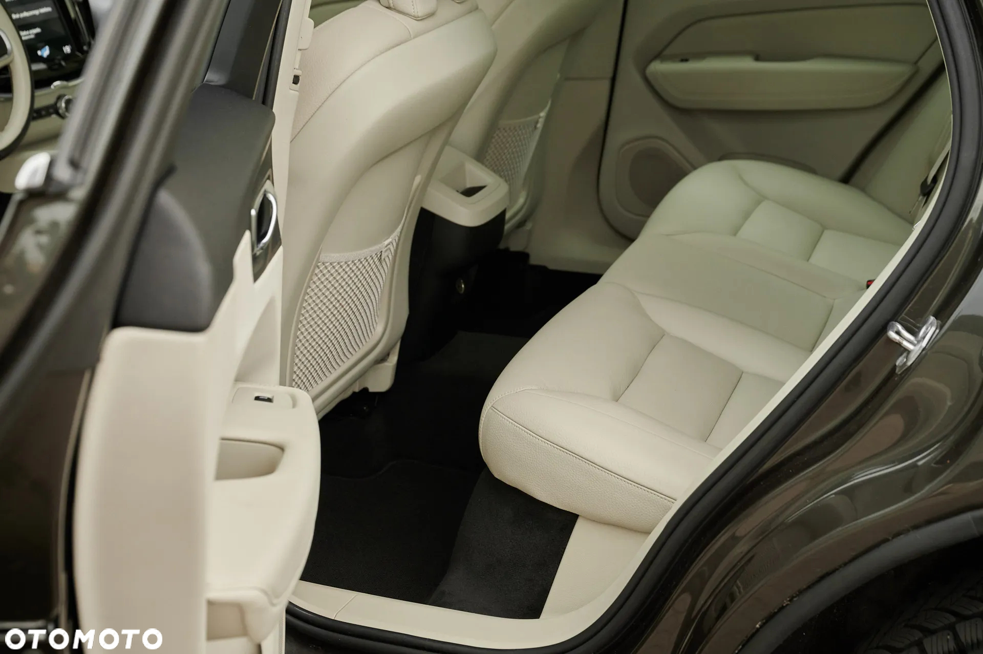 Volvo XC 60 T4 Momentum Pro - 30