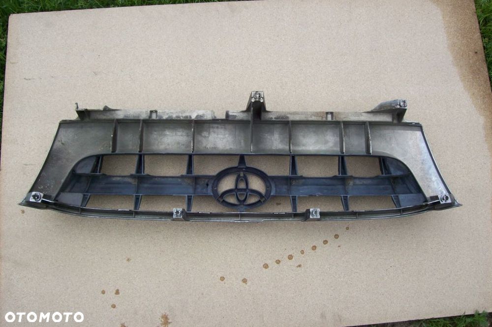 GRIL TOYOTA HILUX ROK 01/05 - 3