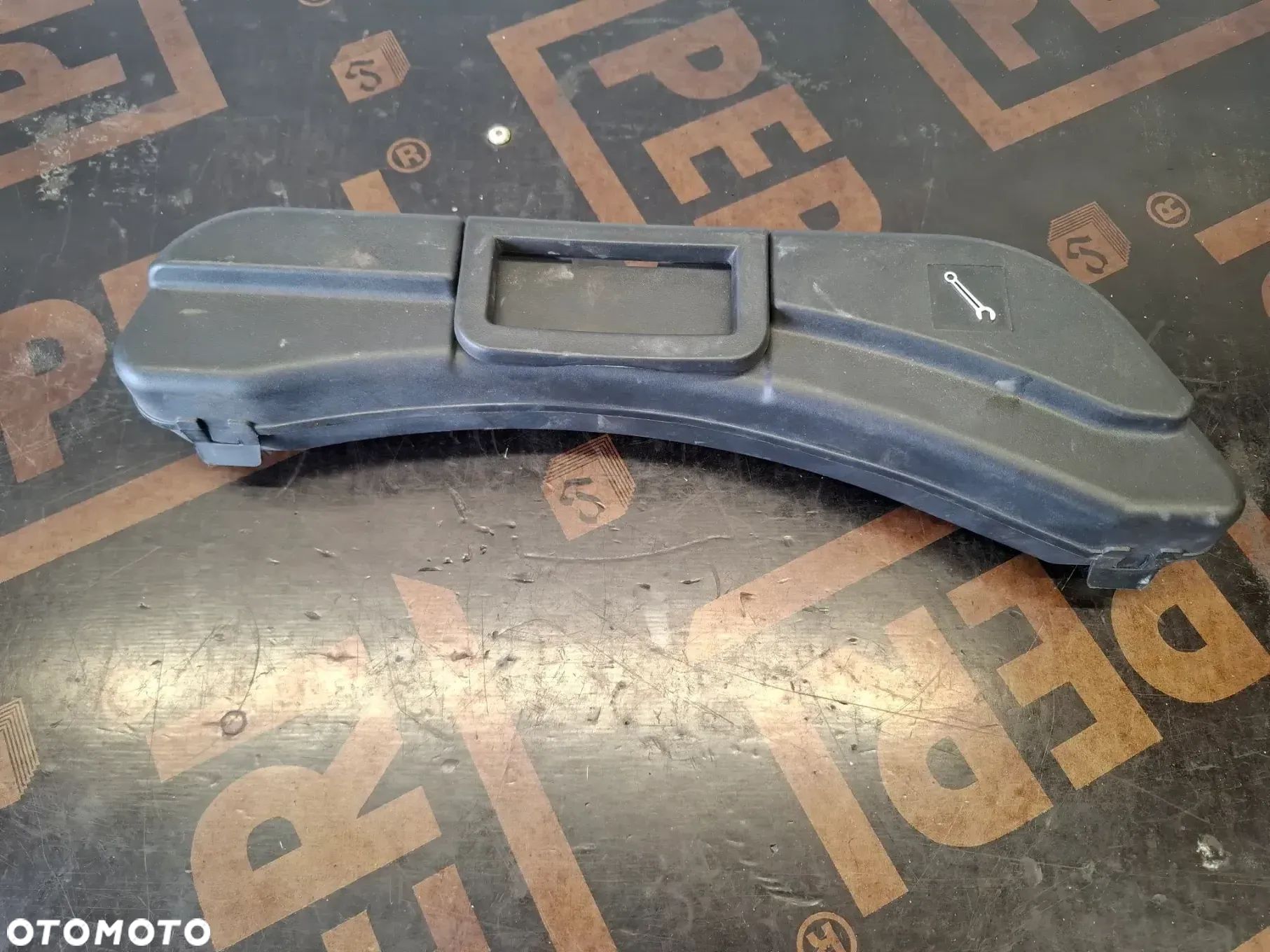 Skrzynka Klucz Ucho Holownicze Seat Exeo 8E0012111A 8K0805615 - 1