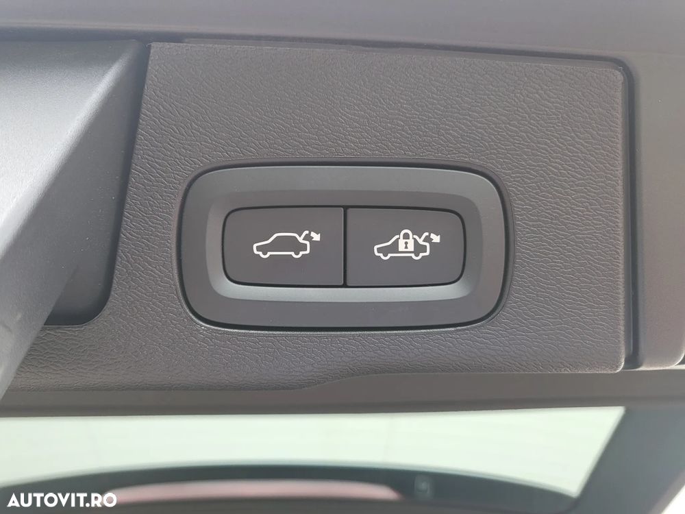 Volvo XC 60 B5 AT AWD MHEV Plus Dark - 24