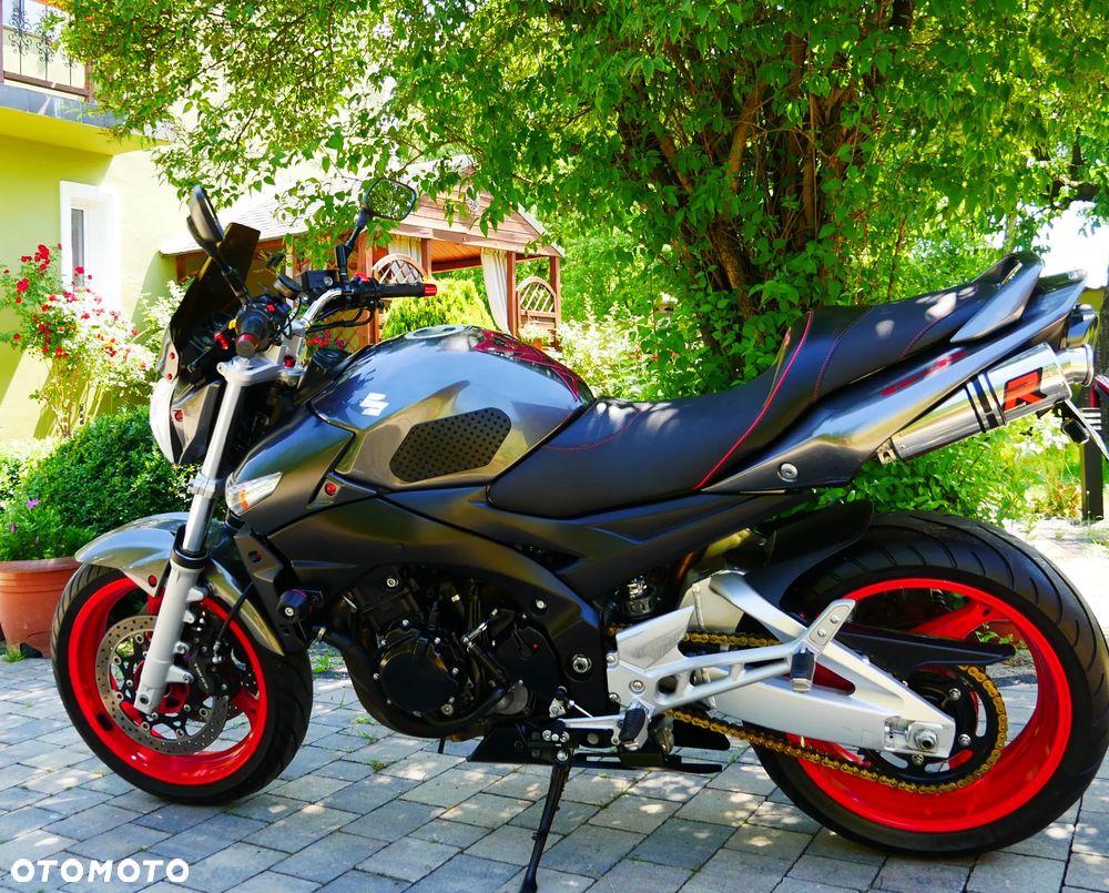 Suzuki GSR - 6