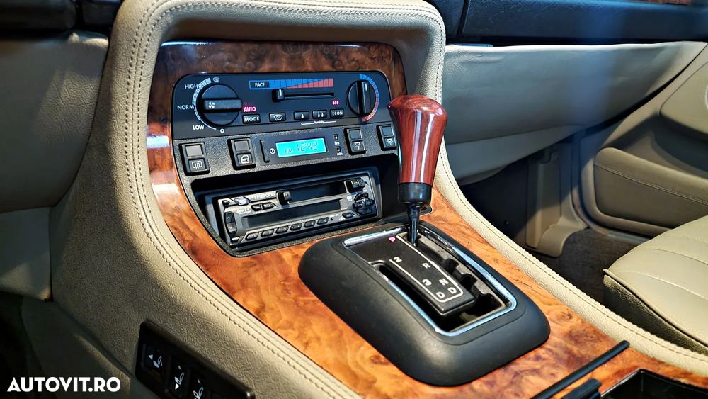 Jaguar XJ - 12