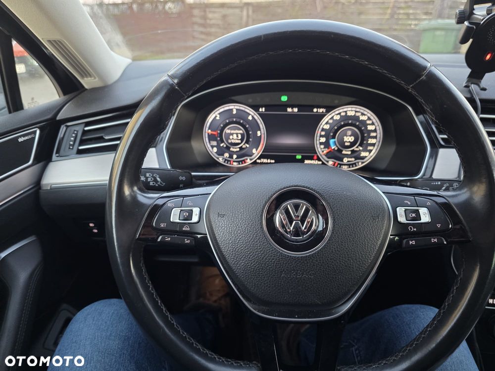 Volkswagen Passat - 12