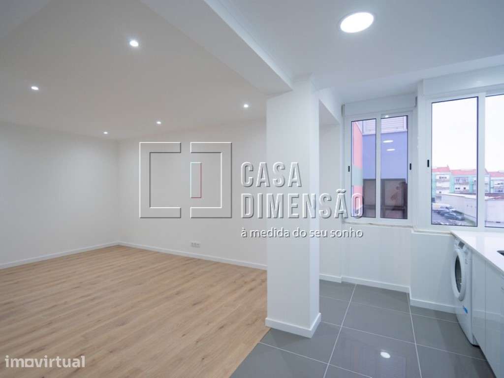 Apartamento T3, em fase de remodelação, localizado na Amadora. Uma ... - Grande imagem: 5/33