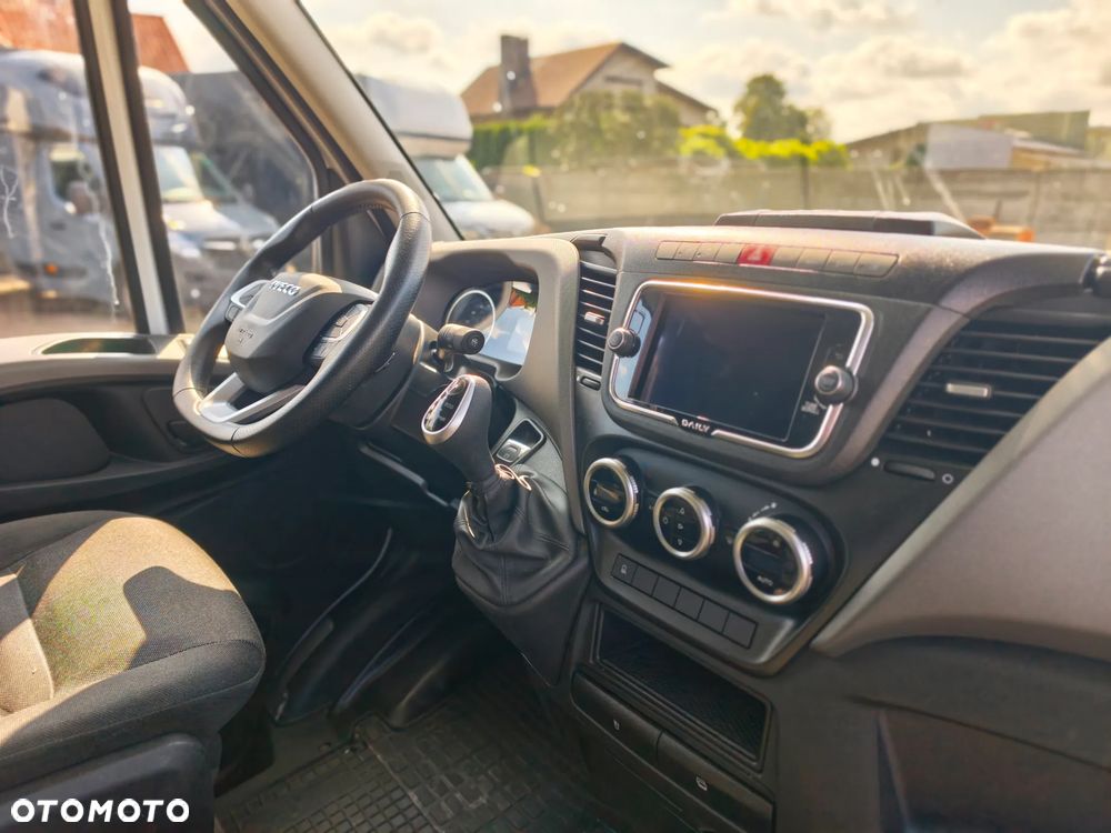 Iveco DAILY FIRANA 10EP WINDA DHOLLANDIA PLANDEKA 3.0 180KM HIMATIC AUTOMAT NAWIGACJA RADAR ASYSTENT PASA SERWIS ASO BEZWYPADKOWY ZADBANY 2024 FV23% KLIMA WEBASTO 35S18 - 25