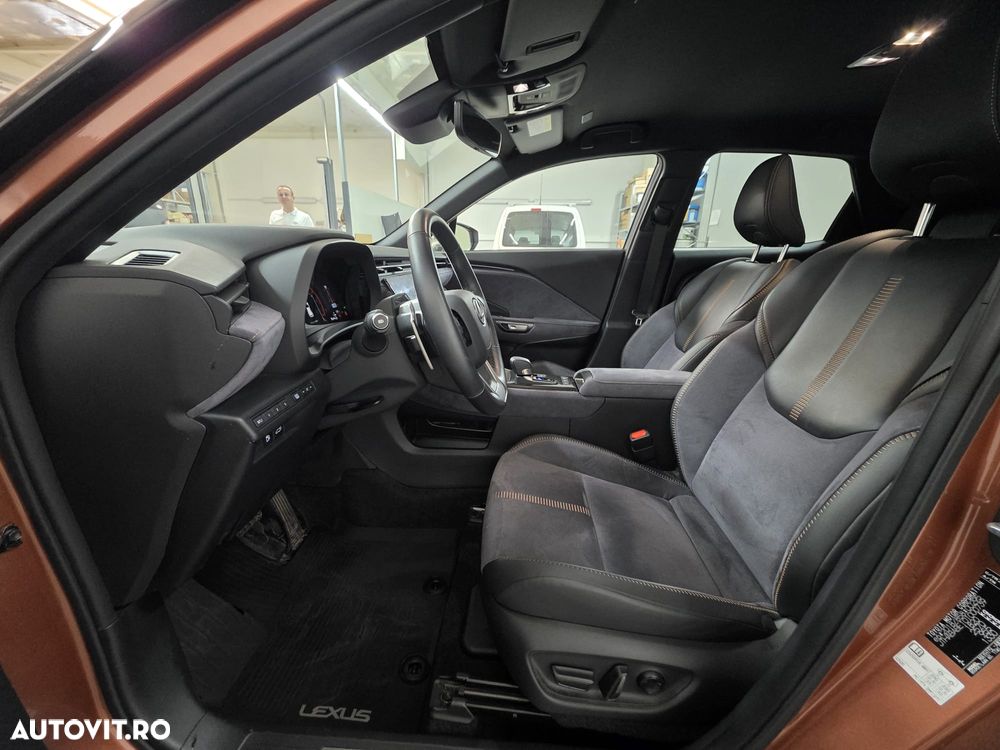 Lexus LBX - 10