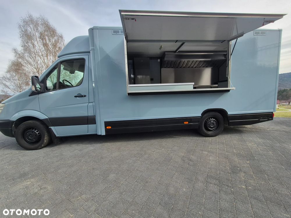 Mercedes-Benz Food Truck - 1