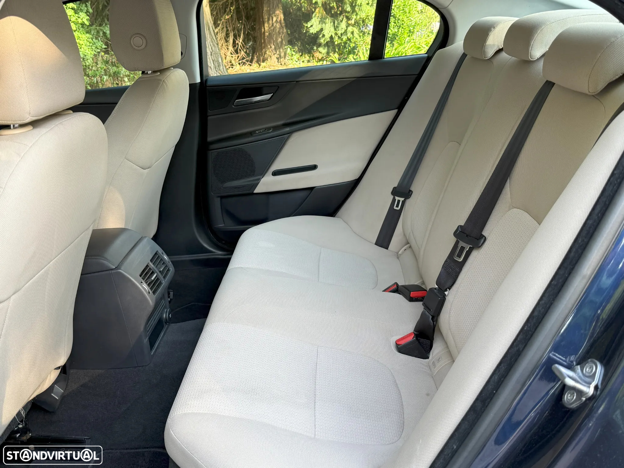 Jaguar XE 2.0 D SE - 11