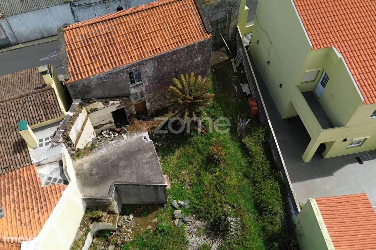 Prédio Tradicional para Reabilitação com Garagem – Fajã de Baixo - Grande imagem: 5/17