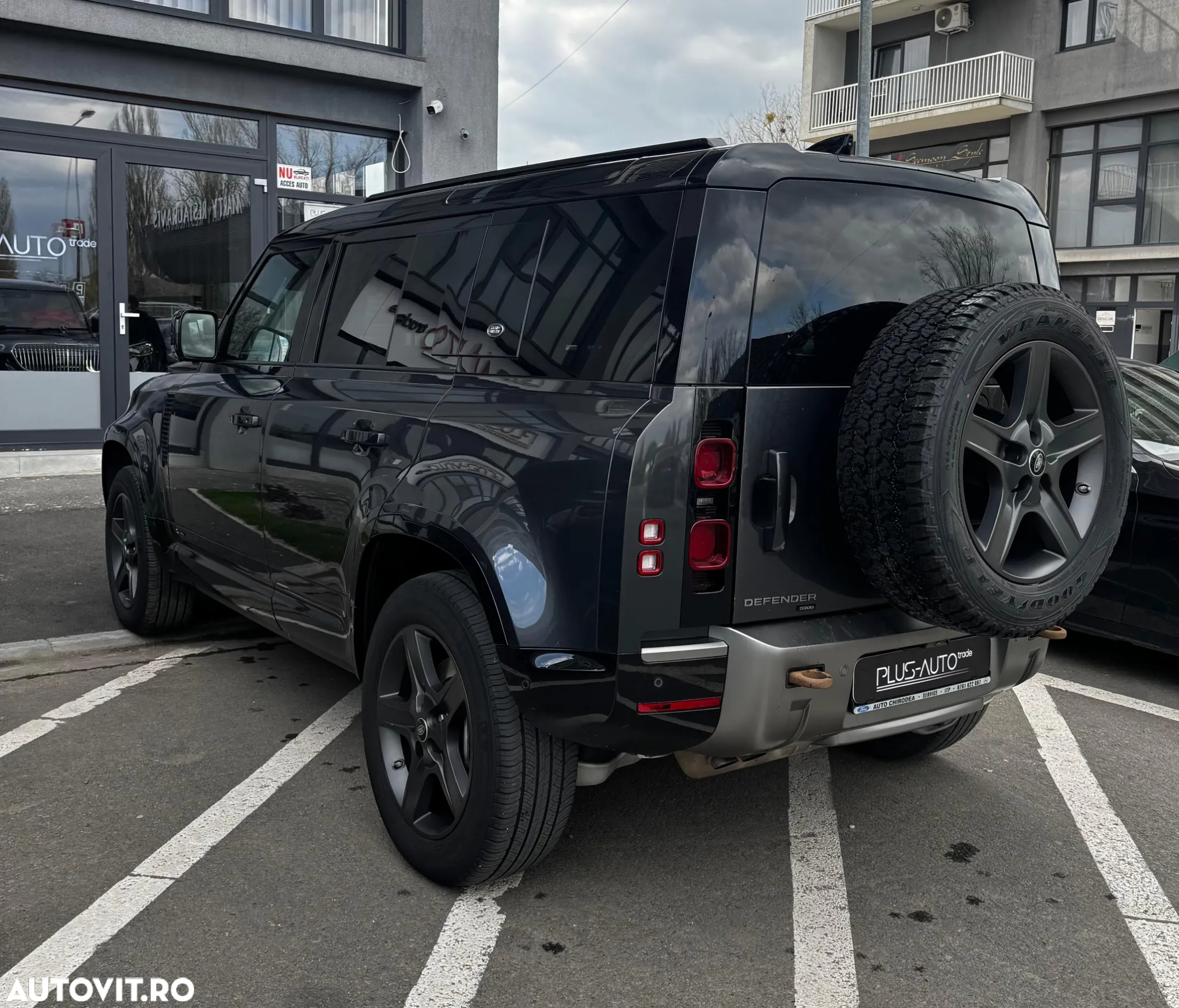 Land Rover Defender - 2