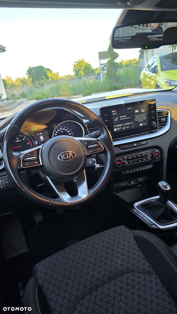 Kia Ceed 1.6 CRDi mHEV Business Line - 16
