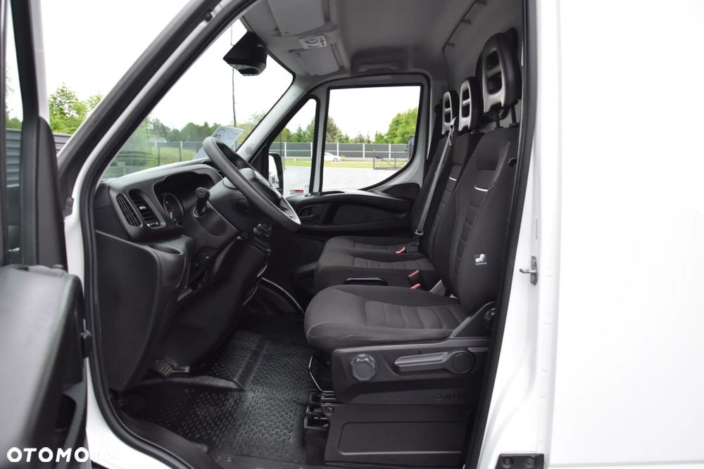 Iveco DAILY MAXI 35S16 / 2.3 - 160 KM / AUTOMAT HI-MATIC / NOWY MODEL / 3 OSOBY / DOSTAWCZE / BLASZAK / KLIMA / CZUJNIKI COFANIA / NISKI PRZEBIEG / 2022 / SERWISOWANY / Z NIEMIEC - 26
