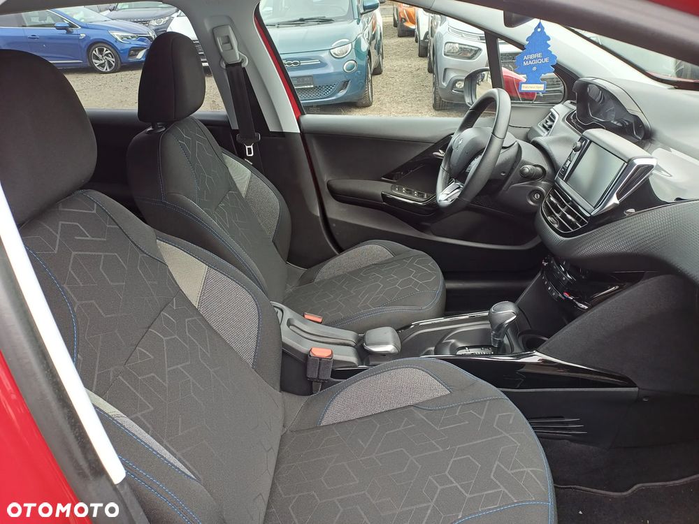 Peugeot 2008 1.2 Pure Tech GPF Signature S&S EAT6 - 11