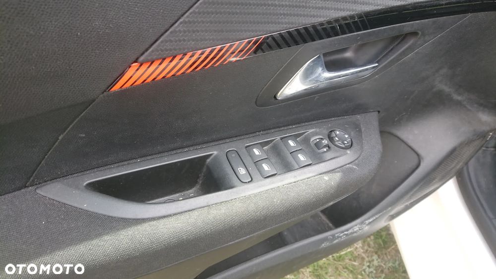 Peugeot 208 - 18