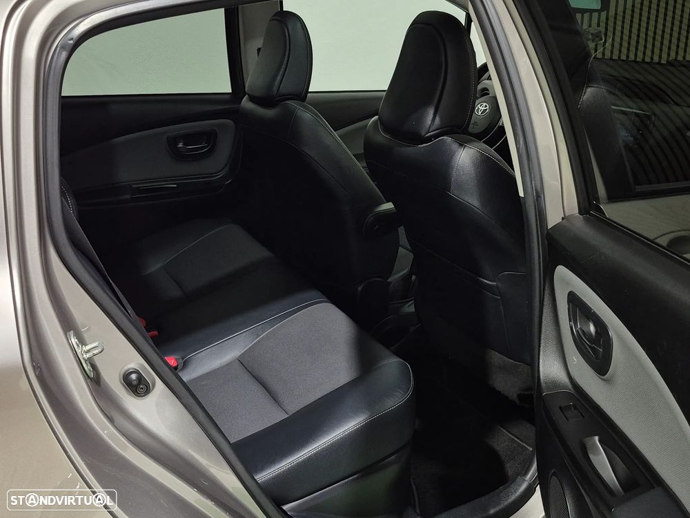 Toyota Yaris 1.5 HSD Comfort +P.Style+P.Techno - 33