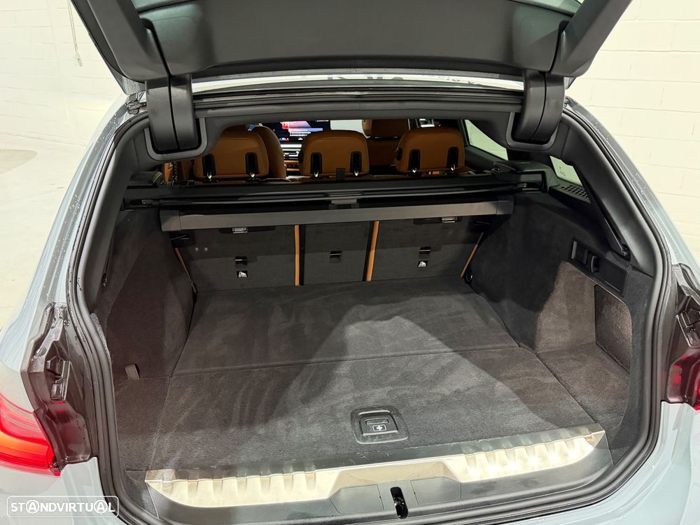 BMW 330 e Pack Desportivo M Pro Auto - 36