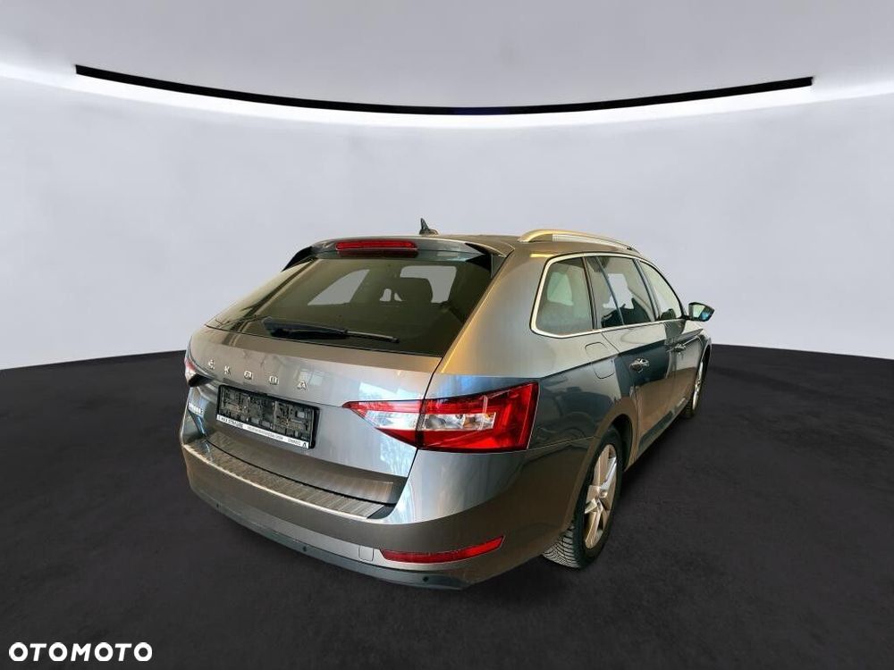 Skoda Superb 2.0 TDI SCR Style DSG - 4