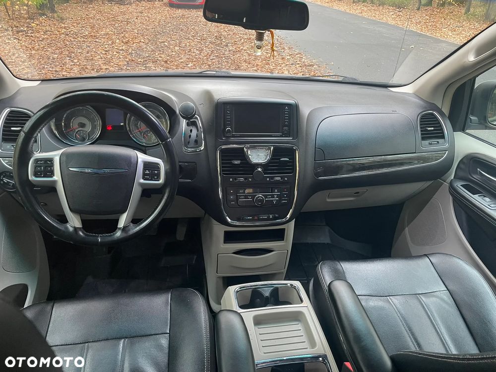 Chrysler Town & Country 3.6 Limited - 13