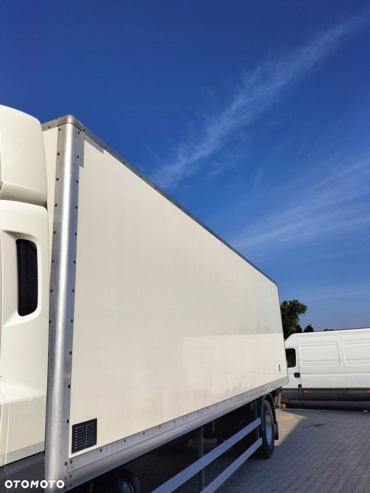 Kontener wraz z drzwiami na podwoziu Dafa - 1