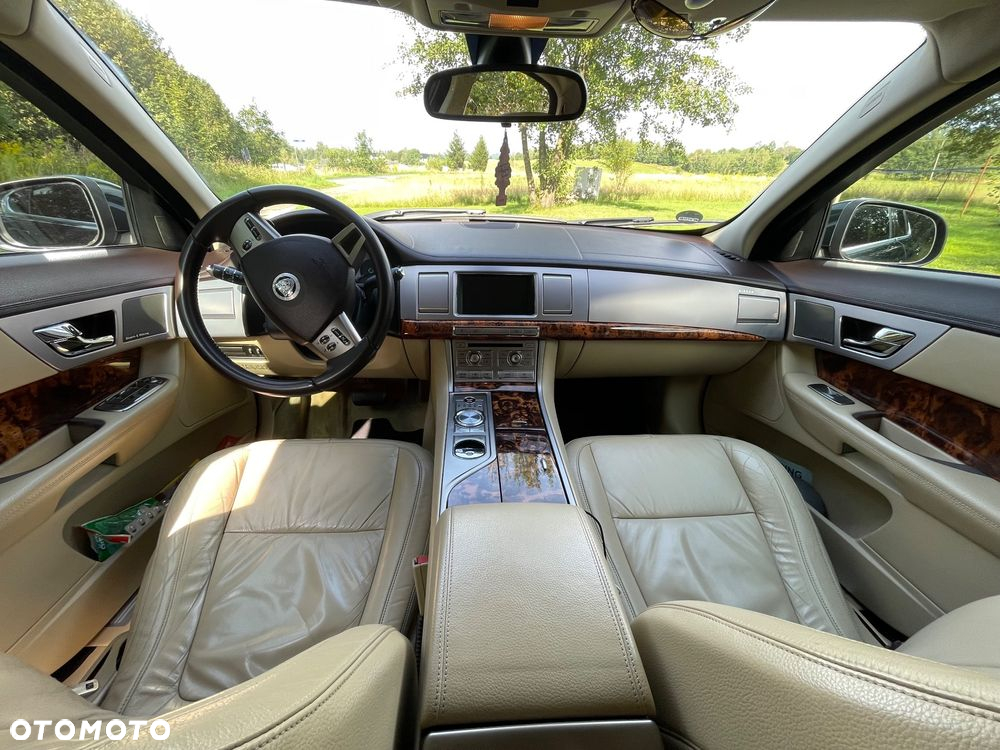 Jaguar XF 2.7 V6 D Luxury - 17