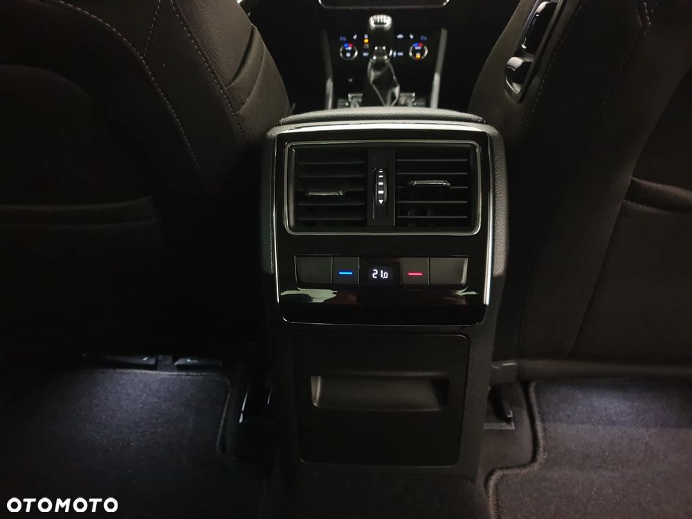 Skoda Superb 2.0 TDI Sportline - 27