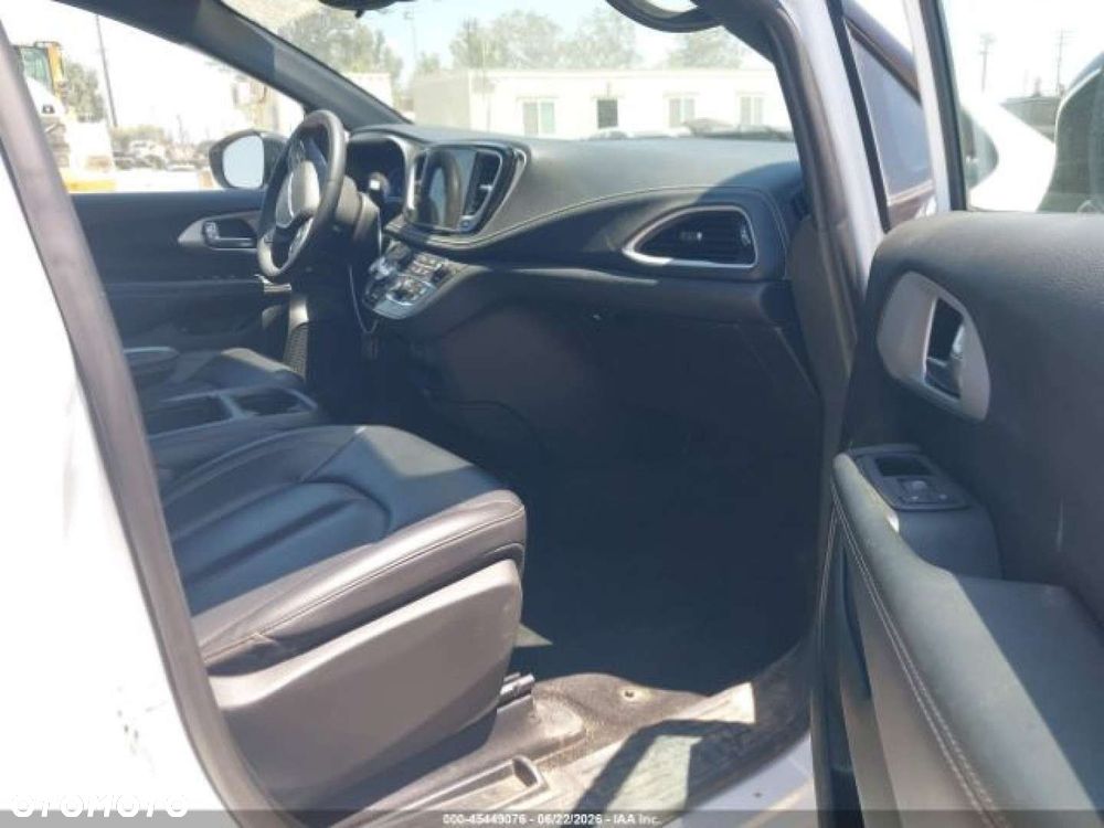 Chrysler Pacifica - 12