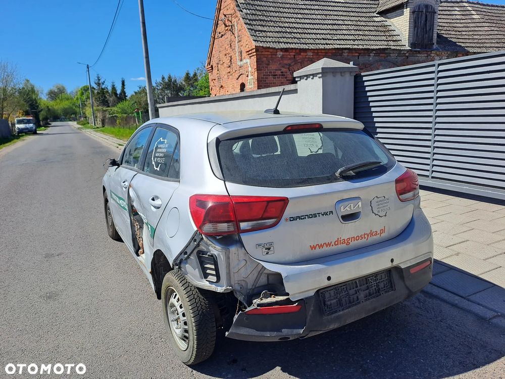 Kia Rio 1.2 L - 6