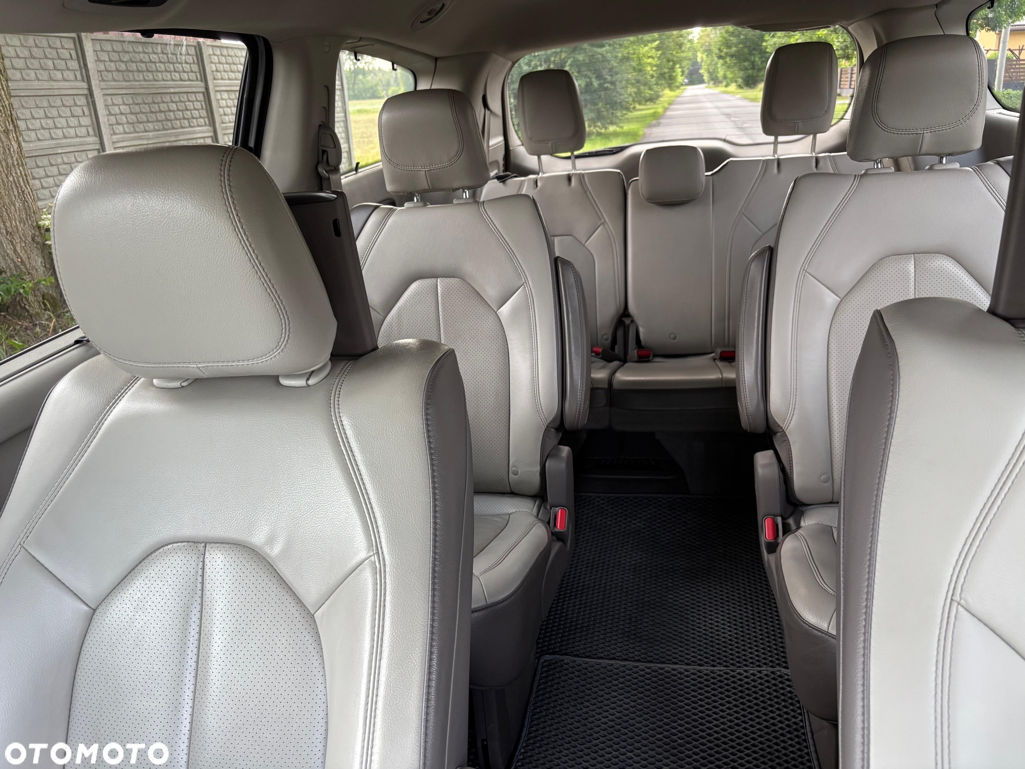 Chrysler Pacifica - 36