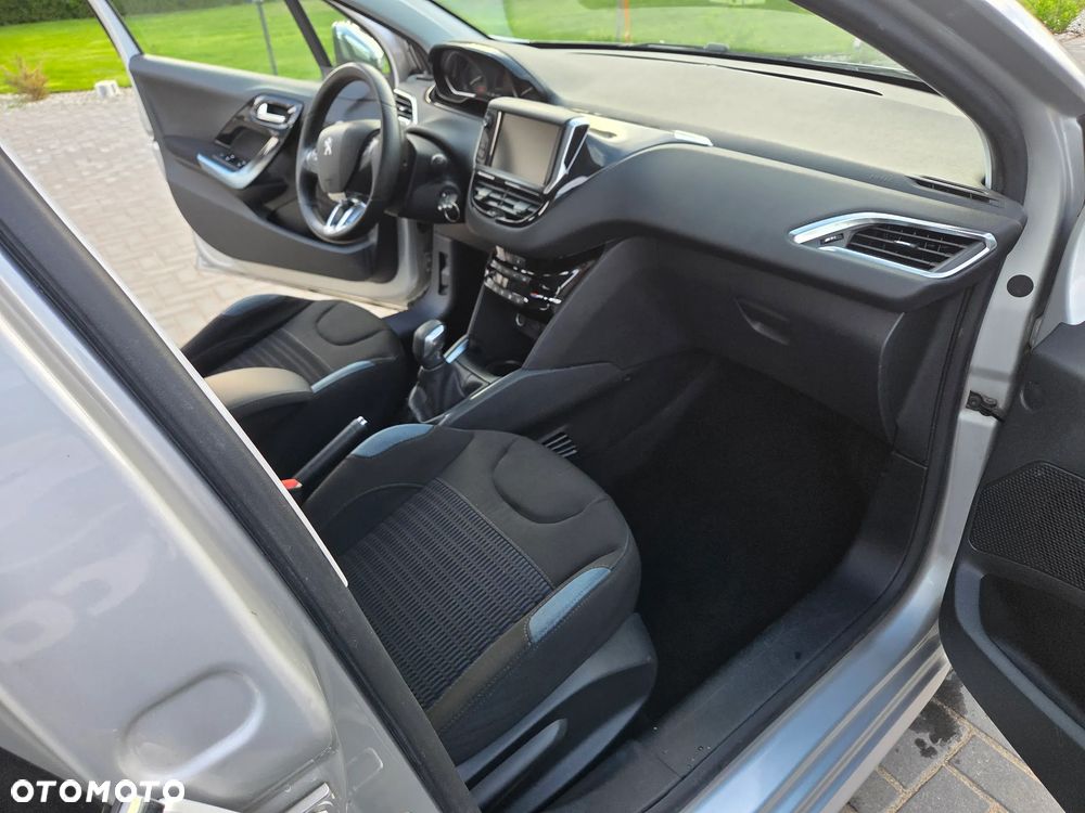 Peugeot 208 - 16
