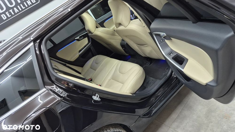 Volvo V60 D6 AWD Plug-in Hybrid Summum - 5