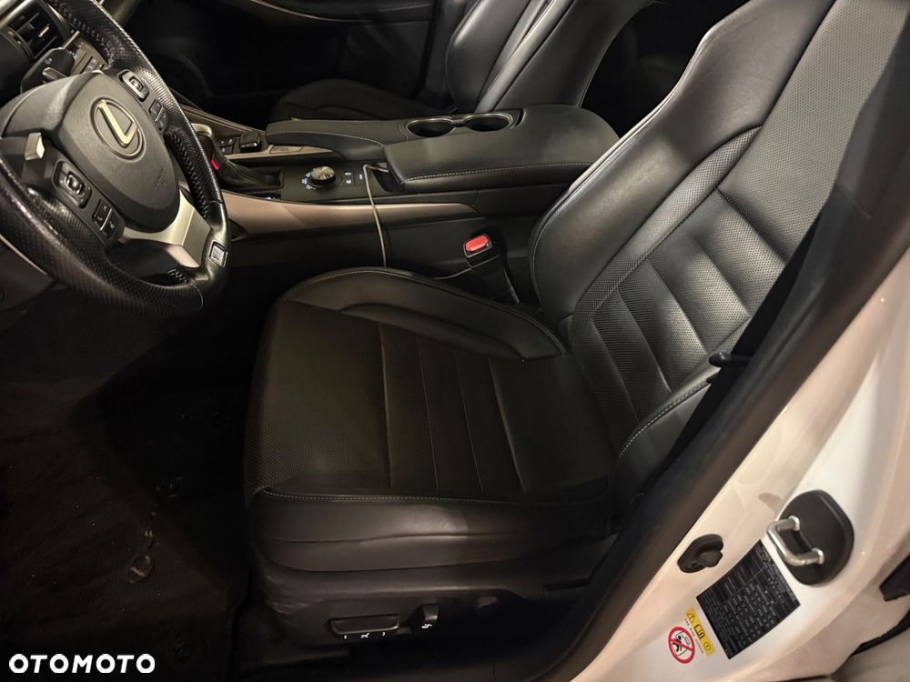 Lexus IS 300h F Sport - 9