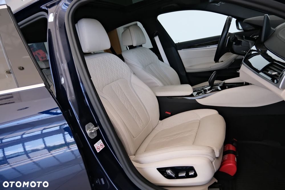 BMW Seria 5 530e xDrive Luxury Line sport - 25