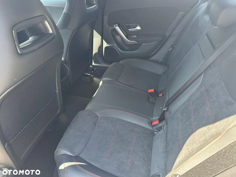 Mercedes-Benz CLA 180 AMG Line 7G-DCT - 17