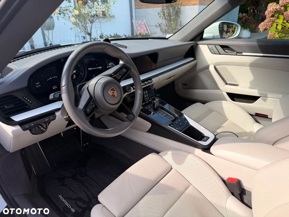 Porsche 911 Carrera 4 GTS - 13