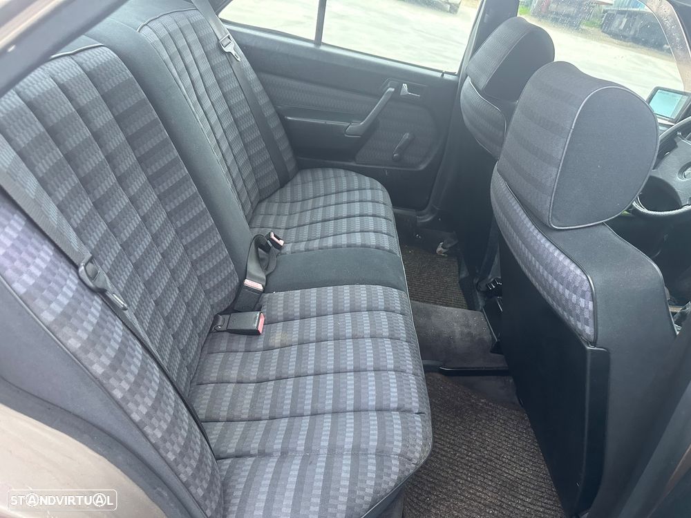 Mercedes-Benz W201 (1982-1993) 190 D 2.0 - 7