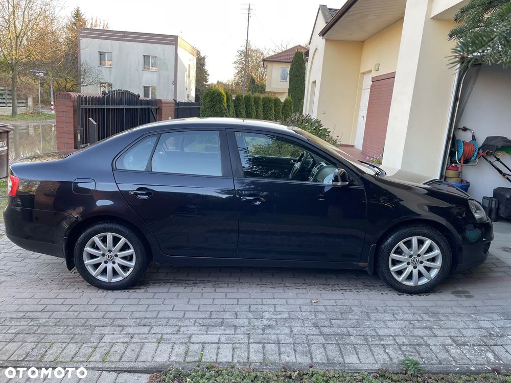 Volkswagen Jetta 1.6 FSI Trendline - 1