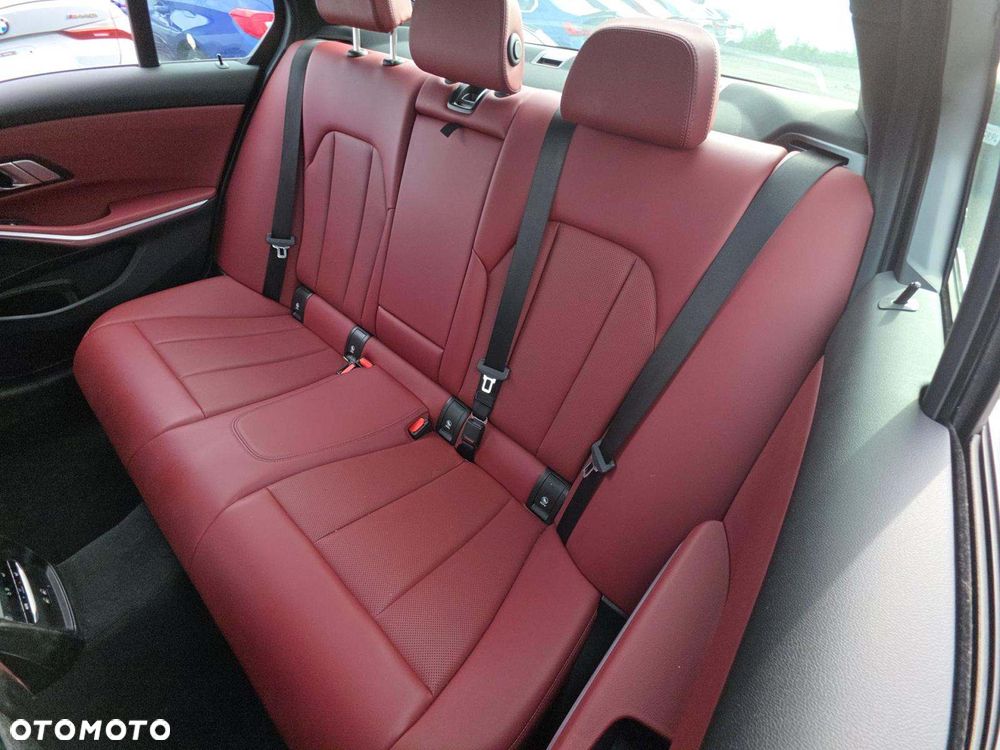 BMW Seria 3 330i xDrive M Sport - 9