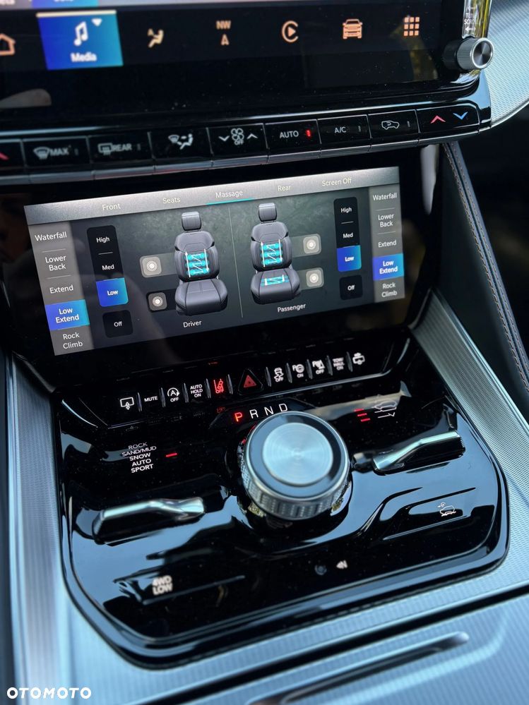 Jeep Grand Wagoneer - 30