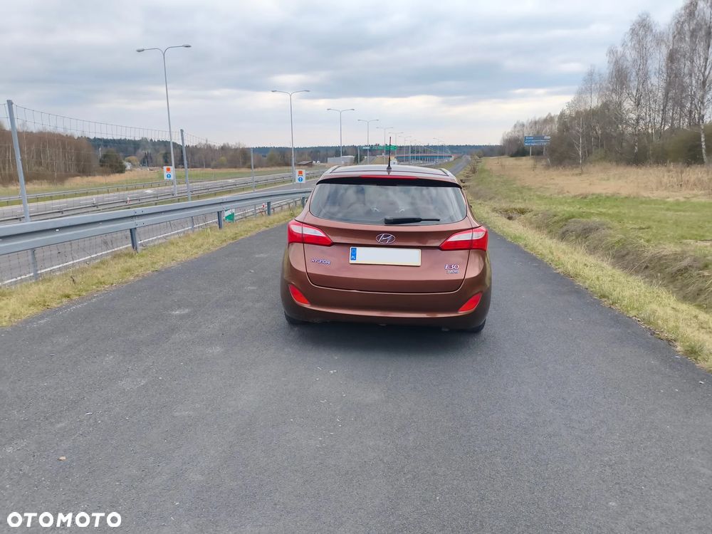 Hyundai i30 blue Kombi 1.6 CRDi Classic - 8