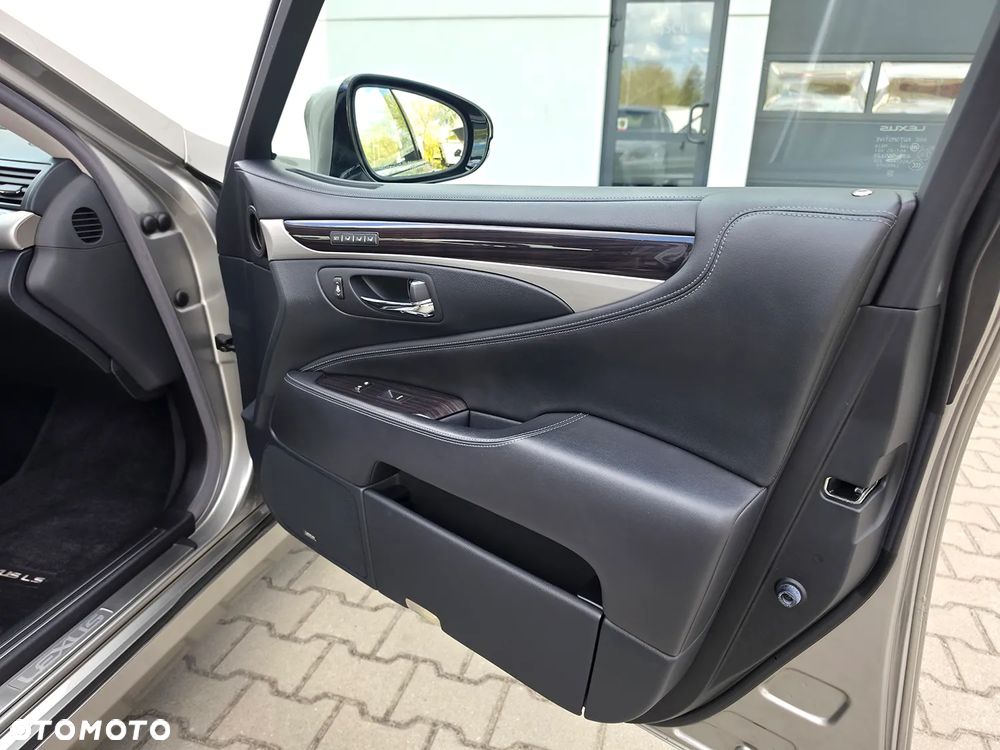 Lexus LS 460 AWD - 12