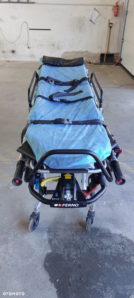 Renault Trafic ambulans - 13