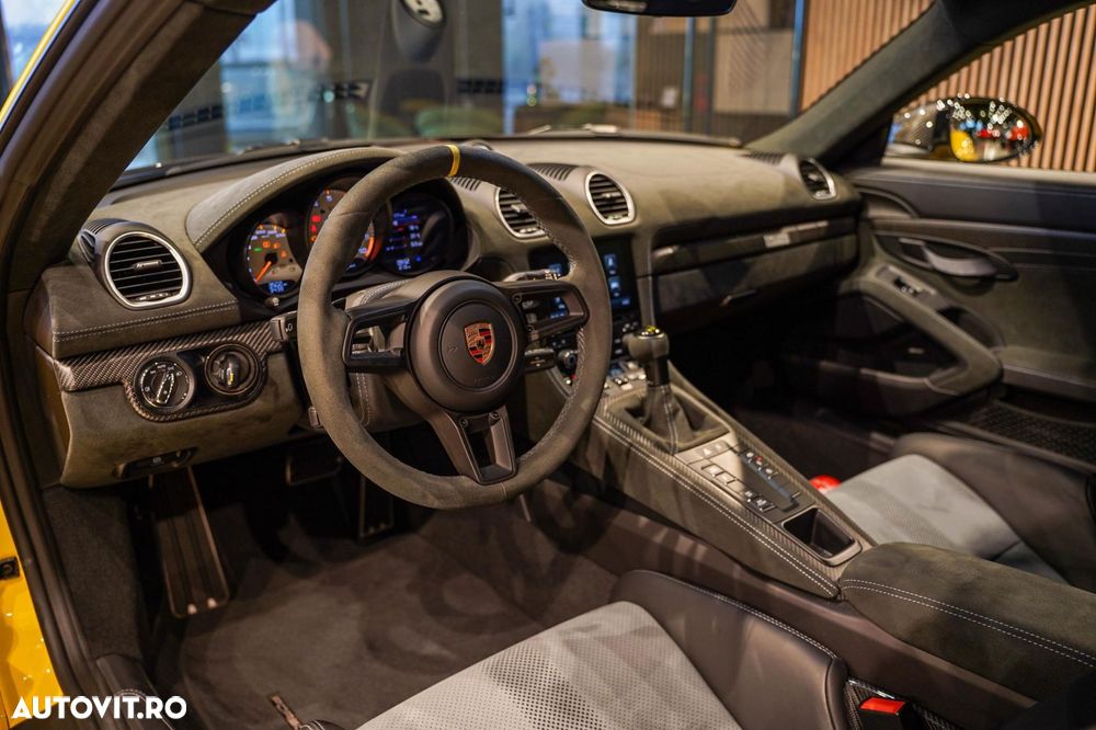 Porsche Cayman 718 GT4 RS - 12