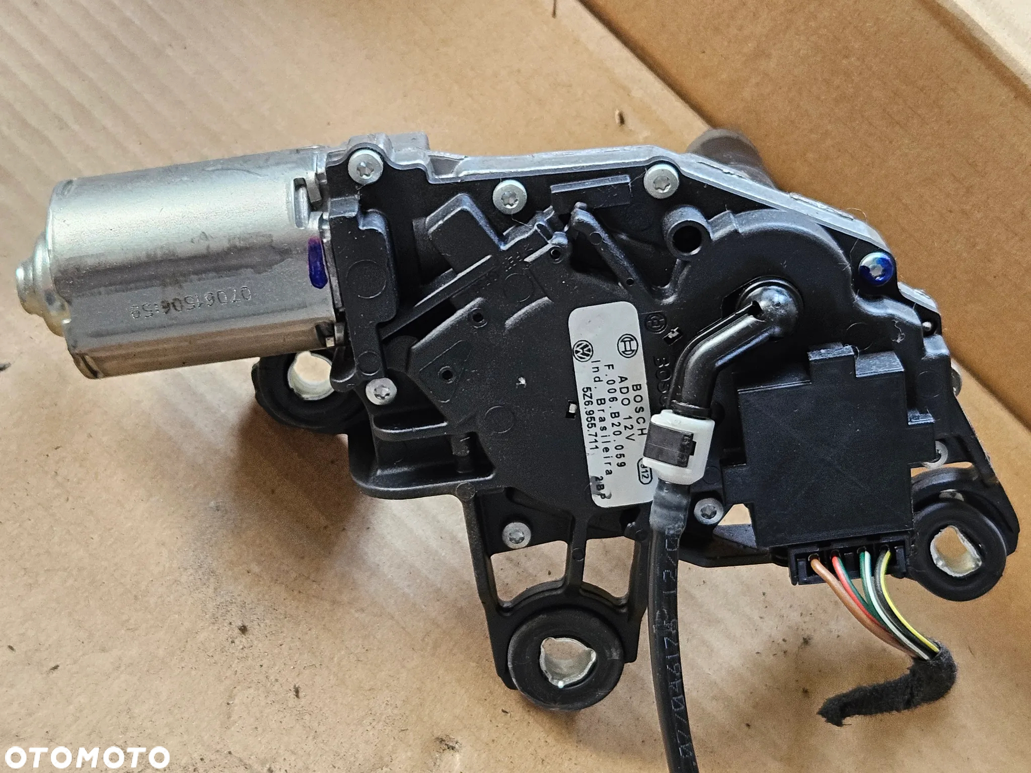 VW Fox silniczek wycieraczki tyl tylnej 5Z6955711 - 5