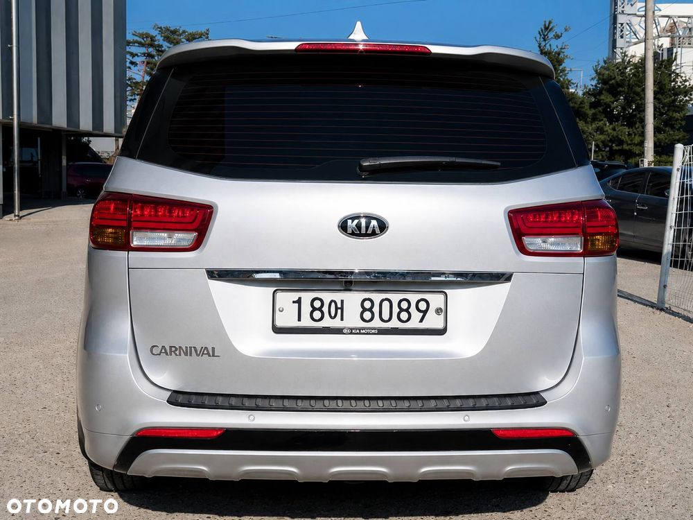Kia Carnival - 4