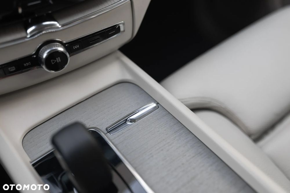 Volvo XC 60 B4 D AWD Plus Bright - 21