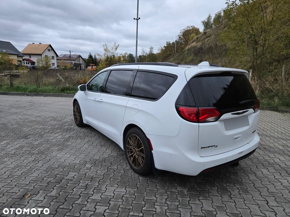 Chrysler Pacifica - 10