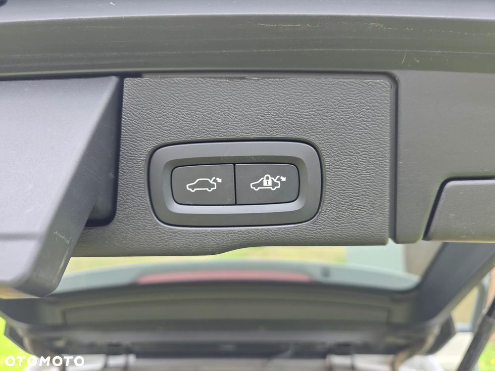 Volvo XC 60 B4 D AWD Plus Dark - 31